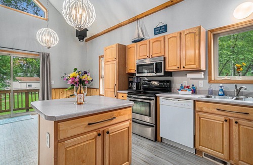 Grawn House | 🏡 Tranquil 5-BR Lake House | Near Duck Lake & TC ➠7570!