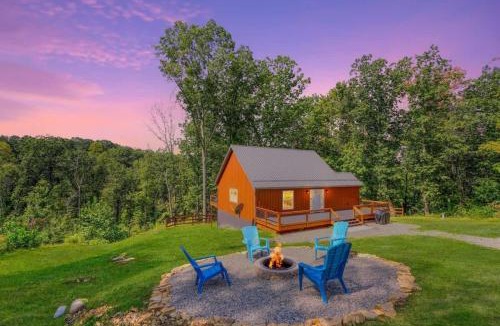 Hallsville House | Tranquil Heights Cabin In Hocking Hills- HOT TUB!