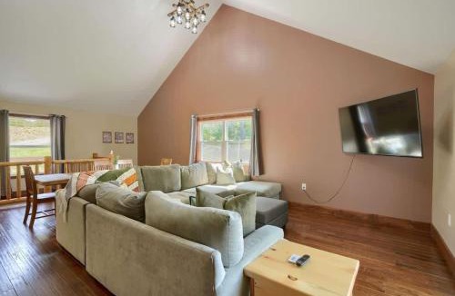 Hallsville House | Tranquil Heights Cabin In Hocking Hills- HOT TUB!