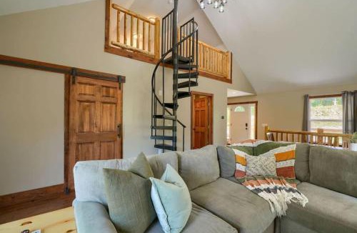 Hallsville House | Tranquil Heights Cabin In Hocking Hills- HOT TUB!