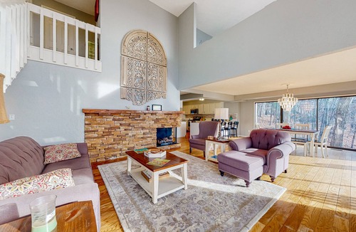 Holiday Island House | Tranquil mountain view retreat with central AC, washer/dryer & balcony