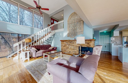 Holiday Island House | Tranquil mountain view retreat with central AC, washer/dryer & balcony