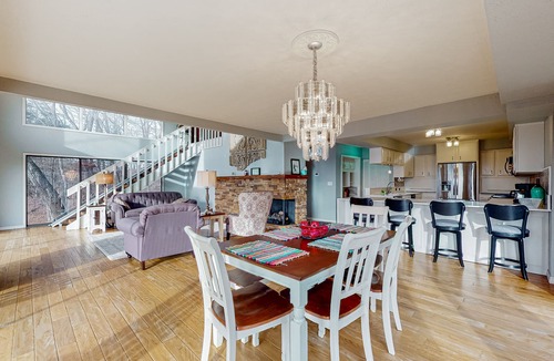 Holiday Island House | Tranquil mountain view retreat with central AC, washer/dryer & balcony