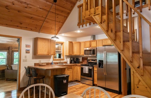 Mountain View Cabin | Tranquil Mountainside Cabin in Charming Mountain View with AC