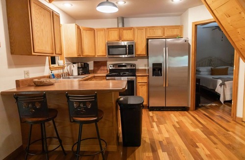 Mountain View Cabin | Tranquil Mountainside Cabin in Charming Mountain View with AC