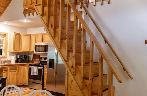 Mountain View Cabin | Tranquil Mountainside Cabin in Charming Mountain View with AC
