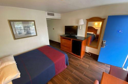 Alpine Center Hotel | Travelodge by Wyndham Grand Rapids North
