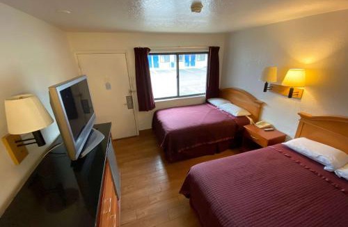 Alpine Center Hotel | Travelodge by Wyndham Grand Rapids North
