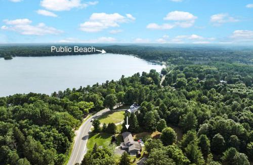 Traverse City House | TRAVERSE CITY RETREAT with Hot tub Games Pets