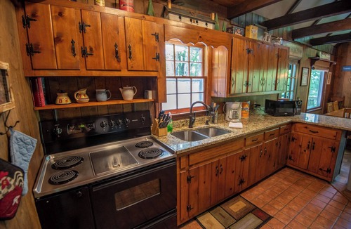 Shatley Springs Cottage | Tree House Chalet - Hot Tub - Firepit - Gas Fireplace - Close to Shatley Springs Restaurant
