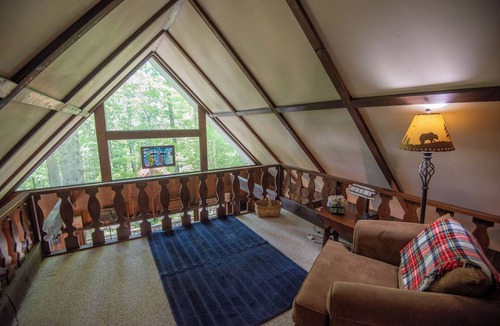 Shatley Springs Cottage | Tree House Chalet - Hot Tub - Firepit - Gas Fireplace - Close to Shatley Springs Restaurant
