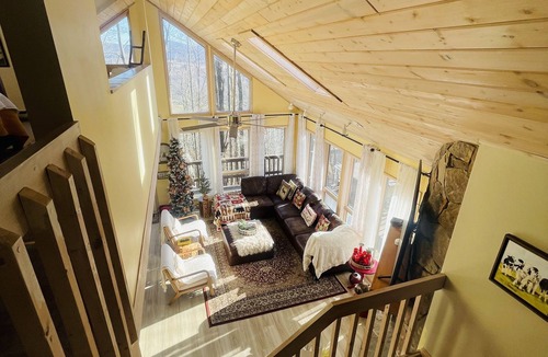 Davis House | Tree House, Hot Tub, Cozy ,Wifi, Secluded, Serene,View, Central Location