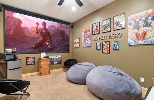 Helen House | Tree Top Haus! Dog Friendly! Relaxing Hot Tub! Cozy Movie Room! & Fun Game Room!
