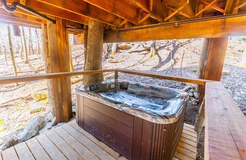 Farmington Cabin | Treehouse at Fernstone - Whimsical Woodland Retreat