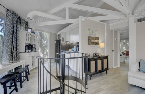 Seabrook Island Cottage | Treehouse Escape - Lagoon View & Walk to Beach