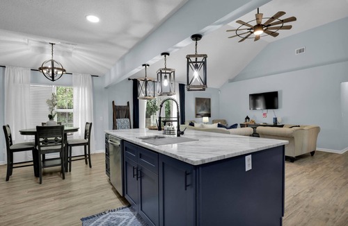 Pooler House | Trending Tranquil Retreat W/Theater&Pool Table