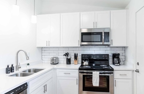 Lindridge-Martin Manor Apartment | Trendy and Sophisticated 1-Bedroom Apartment!