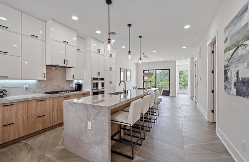 Downtown House | Trendy Luxury 4-Story Home w/Jacuzzi and Free Trolley to Beach and Downtown
