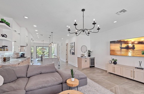 Downtown House | Trendy Luxury 4-Story Home w/Jacuzzi and Free Trolley to Beach and Downtown
