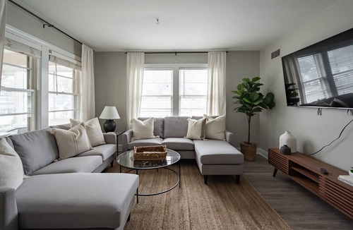 Beechmont House | Triple Crown Suite - Center of Louisville