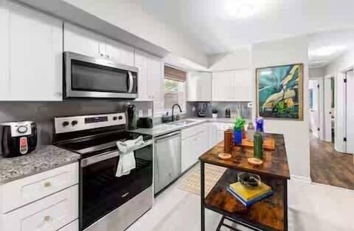 Charlotte House | Tropical Bungalow | Hot Tub · Patio · Full Kitchen