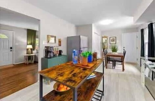 Charlotte House | Tropical Bungalow | Hot Tub · Patio · Full Kitchen