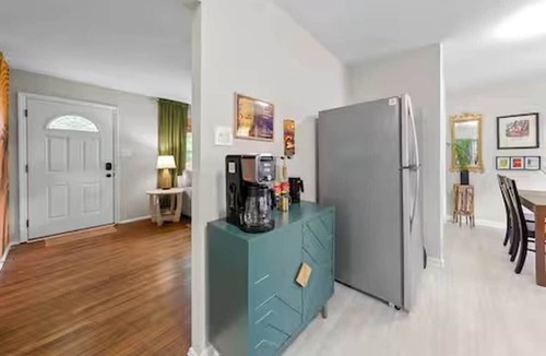 Charlotte House | Tropical Bungalow | Hot Tub · Patio · Full Kitchen