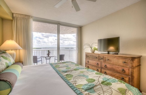 Fort Myers Beach Hotel | Tropical Gulf Escape with Outdoor Pool & Parking Near Lovers Key Beach | 2 Units