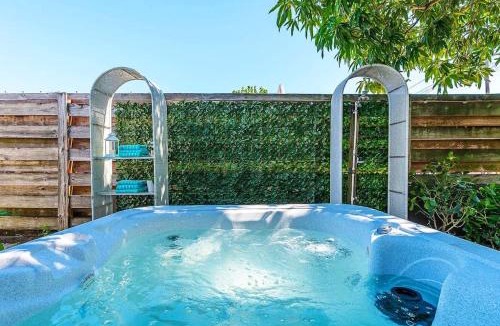 Country Club Park House | Tropical Oasis 3 Bedroom House with Hot Tub West Palm Beach