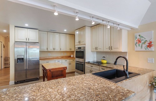 Wellington House | Tropical Oasis ~ Game Room ~ Spectacular Gardens ~ Heated 32' Saltwater Pool