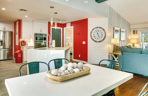 Lehigh Acres House | Tropical Oasis in Lehigh Acres: Great for Groups!