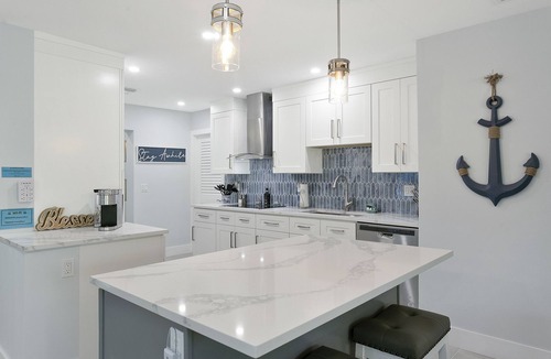 Fort Lauderdale House | TROPICAL - POOL & BEDROOMS HAVE PRIVATE BATHROOMS!