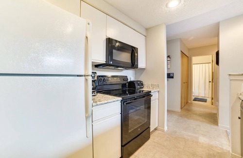 Harbor Springs Apartment | Trout Creek Resort Condo - 6 Mi to Lake Michigan!