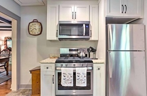 Lynn Cottage | Tryon Historic Cottage Remodeled/Romantic Extras!