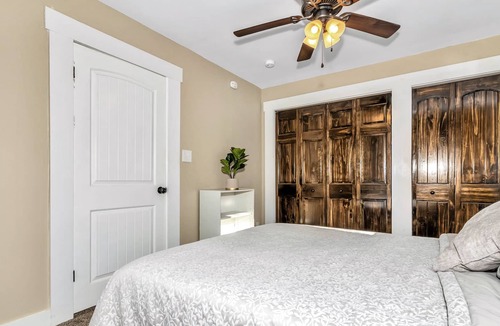 Royal Pines House | Tucked away Cabin/KingBed/Huge Porch/9min to Ash