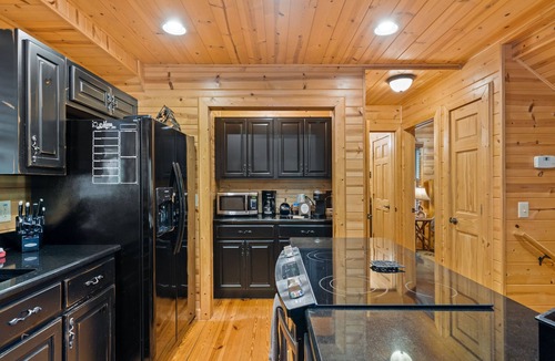 Foxfire Estates Cabin | Tucked Away, Cozy-Pet Friendly-Mountain Getaway Minutes to Downtown Blue Ridge