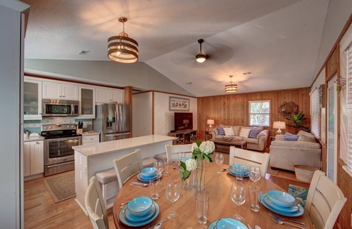 Colington House | Tucker’s Treehouse - pup friendly with fully fenced yard & hot-tub!