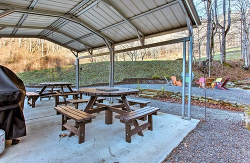 Clyde Cabin | 'Turkey Creek Cove’ Clyde Cabin w/Mtn Views!