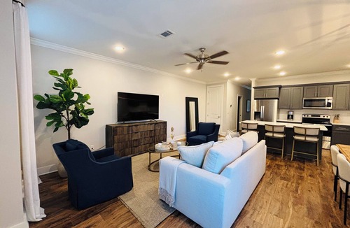 Oxford Condo | Turn-Key Luxury 3 Bed 3.5 bath Condo in a Prime Location