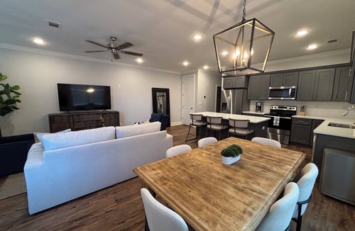 Oxford Condo | Turn-Key Luxury 3 Bed 3.5 bath Condo in a Prime Location