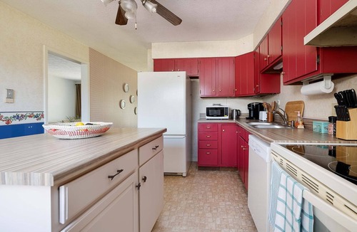 Bloomington House | Turntable&Vinyl - Deck - Vibrant - Near IU