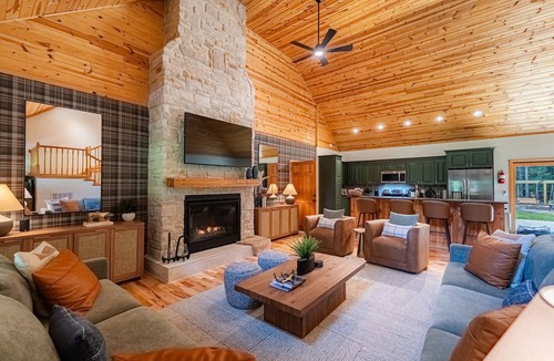 Mt Lookout Cabin | Twin Oaks Lodge: 4 Kings, Hot Tub, Sauna & EPIC Game Room