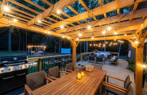 Mt Lookout Cabin | Twin Oaks Lodge: 4 Kings, Hot Tub, Sauna & EPIC Game Room