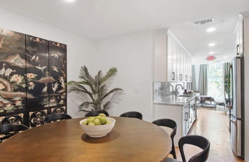 Central Business District Hotel | Two CBD Suites 10BR Near French Quarter