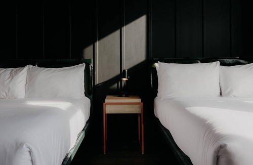 East Nashville Hotel | Two Double Room at Waymore’s w/Rooftop Bar and 1 Mile from Nissan Stadium