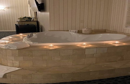 Houghton Lake Hotel | Two Floor Suite w/King Bed & Lake View | Free Parking | Free Breakfast