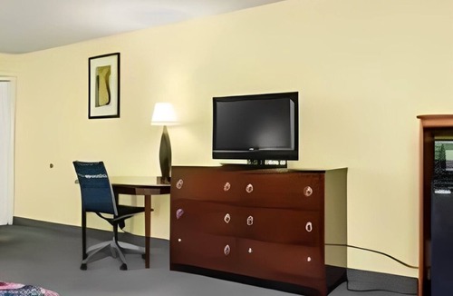 Orlinda Hotel | Two Lodgings with Two Queen Beds near The Mint Gaming Hall Kentucky Downs