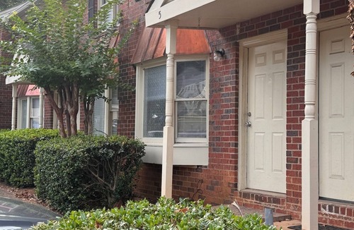 Athens House | UGA Bulldog Basecamp- Prime Five Points Stay