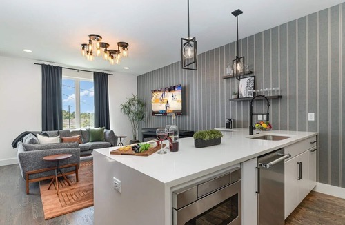 Katie Hill Neighborhood House | Ultimate group stay! | 4 Houses, Hot Tubs & Views!