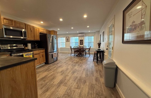 Mid America House | Ultimate Lake House - Dock, Games, Kayaks, Screened Patio - Sleeps 14
